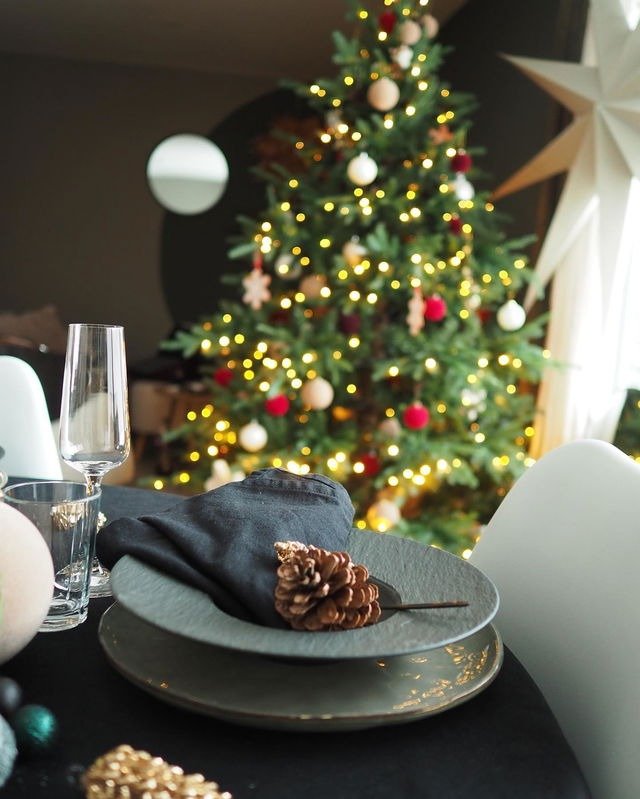 Noir Blanc rock texture pasta bowl table setting